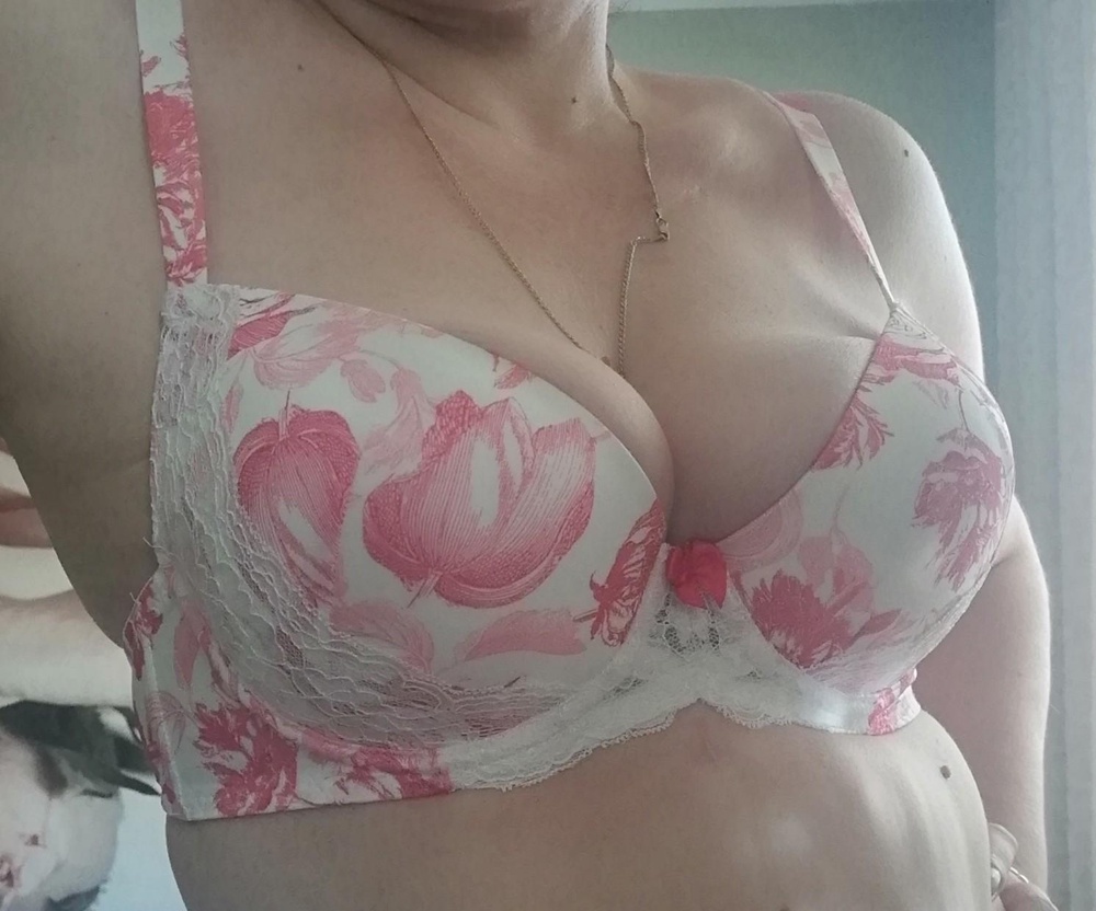 Заказала для примерки, он задерживался, взяла другой, который пришёл раньше. От этого, думала откажусь сразу, но не смогла!!! Какой же он классный!!! Я в восторге! Мои параметры ОПГ87-88, ОГ 101-102, подошёл замечательно! Хотя сложно подбираю бюстгальтера. Жаль для комплекта этих трусиков только два варианта и тех нет в наличии на мой 52 размер. Очень нежный, красивый, сидит замечательно, берите, девочки, не пожалеете.