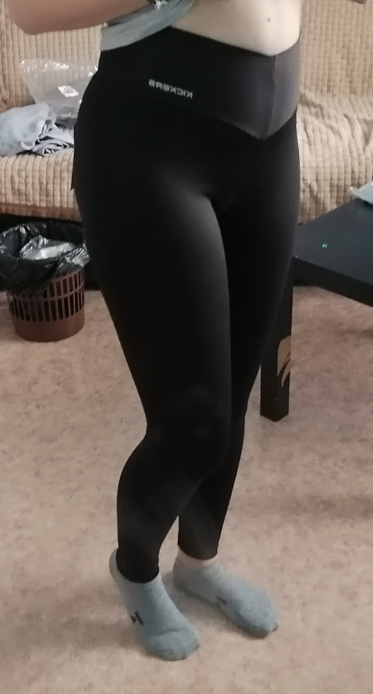 Клёвые штанишки, но резинка тугая еле бедра протиснула. Эластичные, взяла как рекомендовали на размер бельше. Может все-же теперь пойду на тренировку. Качество-цена 👌