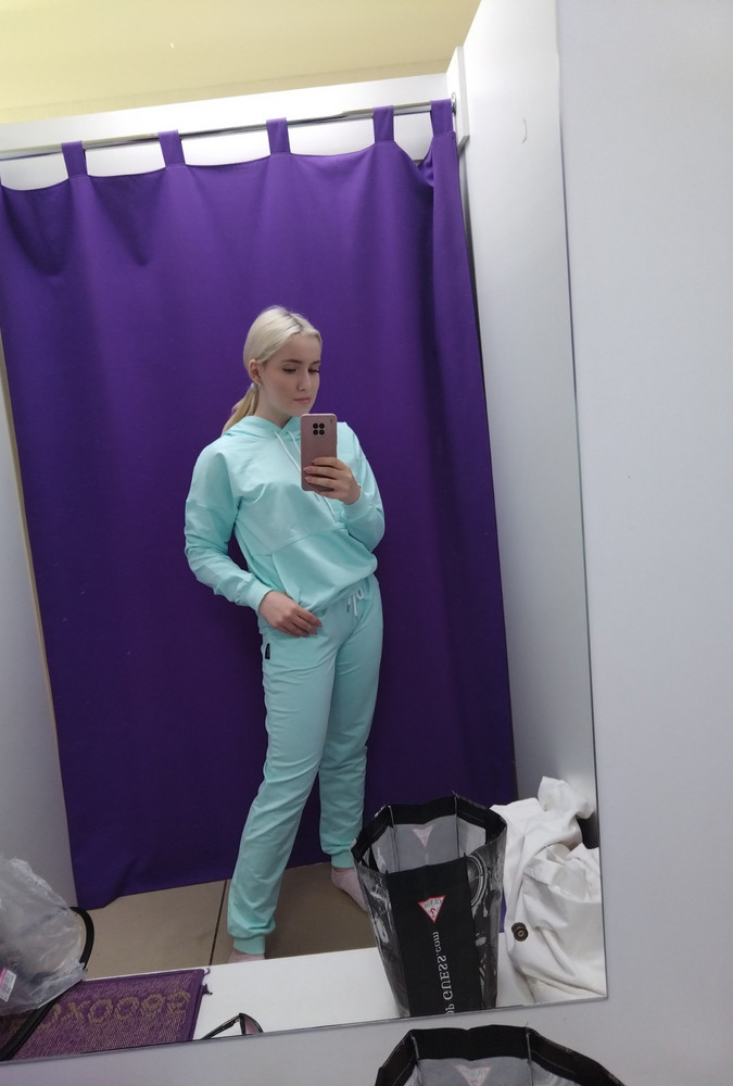 Брала костюм принципиально для спорта, велопрогулок и поездок.
Обычно ношу 42, но решила взять на размер больше, чтобы не был в облипку.
И, о чудо, это то, что нужно!
Ткань невероятно приятная к телу, да и в принципе на ощупь.
За такую цену костюм просто бомба!