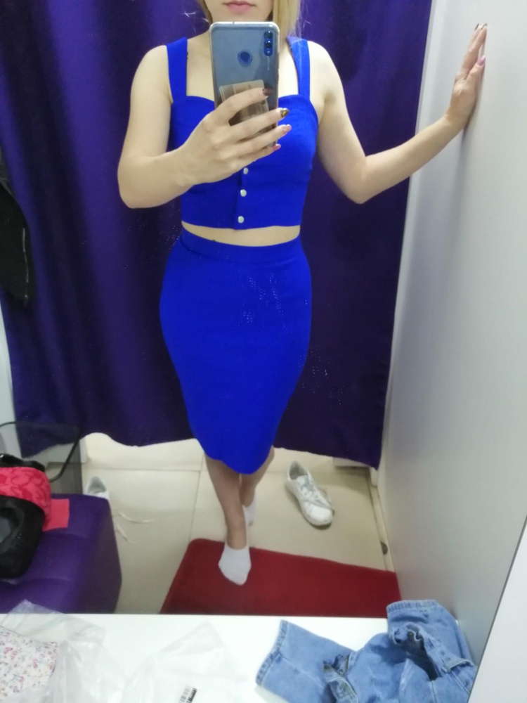 Юбку брала 42/164, топ 44/170 так как 42 размера не было, тем не менее по размеру хорошо, внутри комфортно, юбка не много уже, но не критично. Ткань довольно плотная, но тем не менее летом будет хорошо.  В другом магазине мерила такую же модель, тем не менее очень похожую, цена такая же, качество ужасное. Советую купить, хоть и думаю что дороговато. Для сравнения кидаю фото с др.магазина(мятный) видны все не идеальные места)