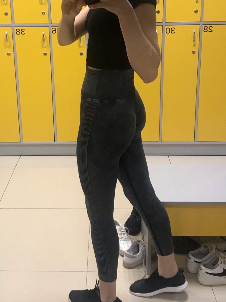 Классные леггинсы. Чуток коротковаты, на мой рост (173 см) чуть выше лодыжки, но это не проблема для меня. Утягивают, влагу отводят хорошо. Размеру соответствуют, но если не комфортно-берите на размер больше, я брала в размер, потому что мне по ощущениям отлично. Стяжка прошита хорошо, занимаюсь в них уже месяц, ничего не рвётся, нитки не торчат. Смотрятся великолепно. 