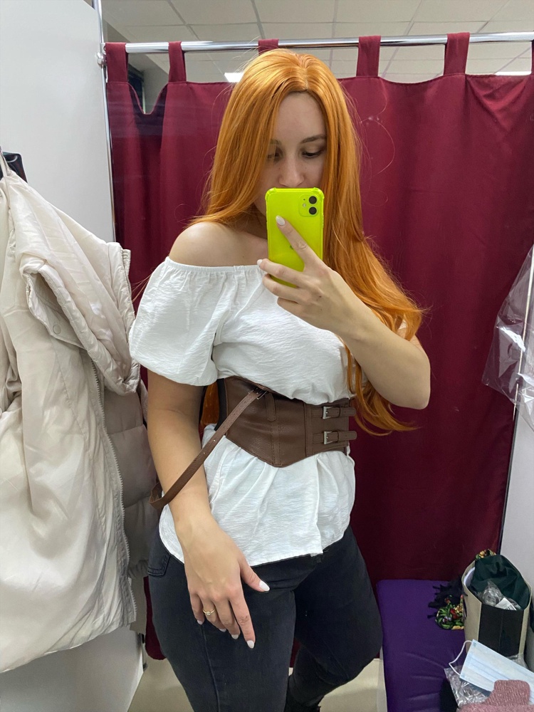 Отличный, брала для образа, коричневый неплохо смотрится. Чёрный как клеёнка дешевая выглядит. Сзади чёрная резинка лазерная коричневом поясе, то есть он коричневый только спереди) 