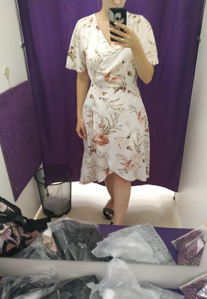 Платье отличное по качеству, приятная ткань, но не понравилось как село именно на меня, упакованно тоже хорошо