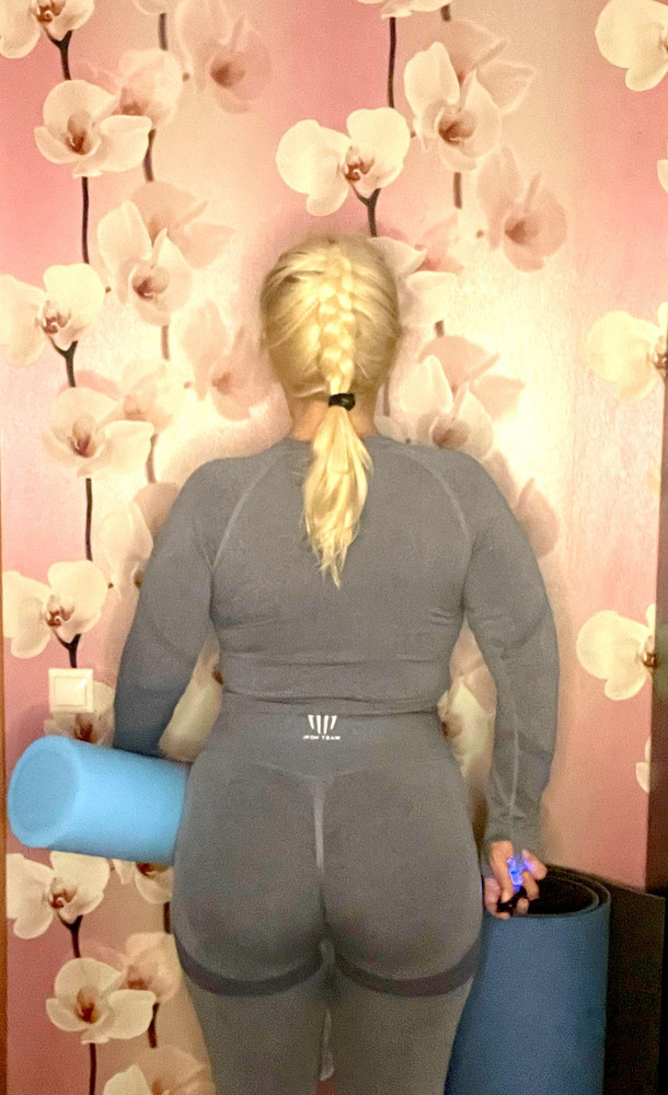 Очень хороший костюм,ношу 52,взяла L, отлично сел, пишут что надо брать больше на 2 размера, нет,не надо.