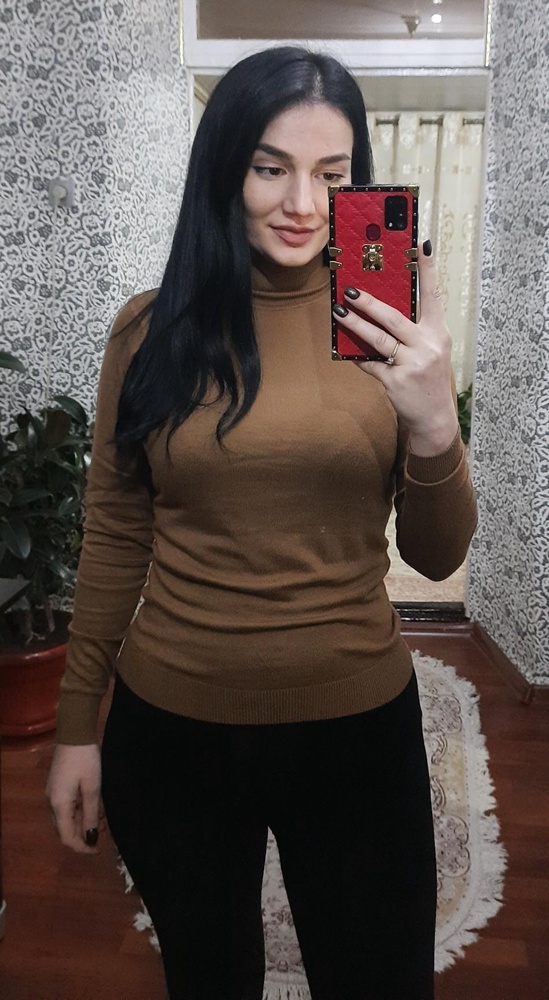 водолазка очень приятная ,в ней комфортно.Заказала размер М на свой 42-44.Цвет нравится в жизни больше,чемина модели.Теперь думаю взять и в других цветах.Горло не давит.Пришла водолазка без изьянов.