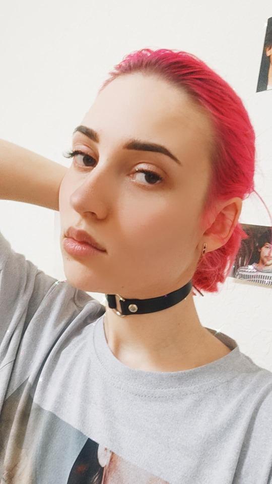 Хороший чокер, подойдёт на любую шею, мне кажется. Если что, можно сделать дополнительные дырочки. Пришел в черном пакете.