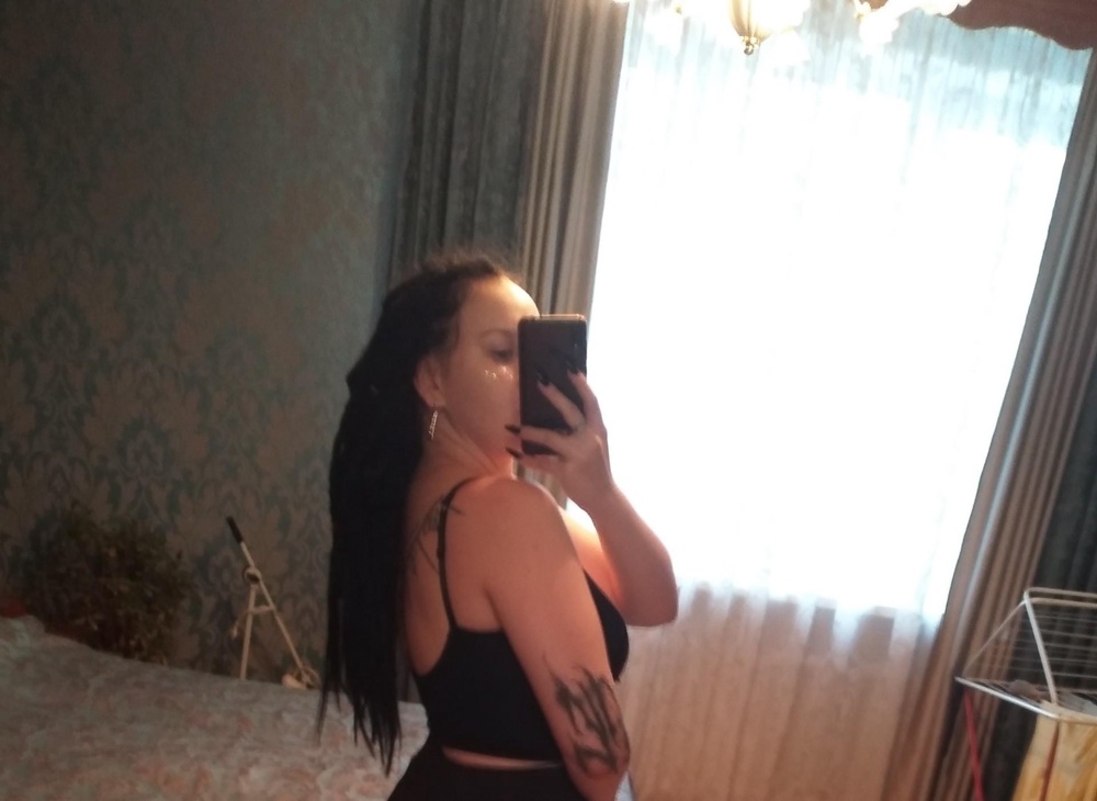 Супер топ. Грудь держит отлично, сочитается со всем. Немного резинка заворачивается, но это не кретично.