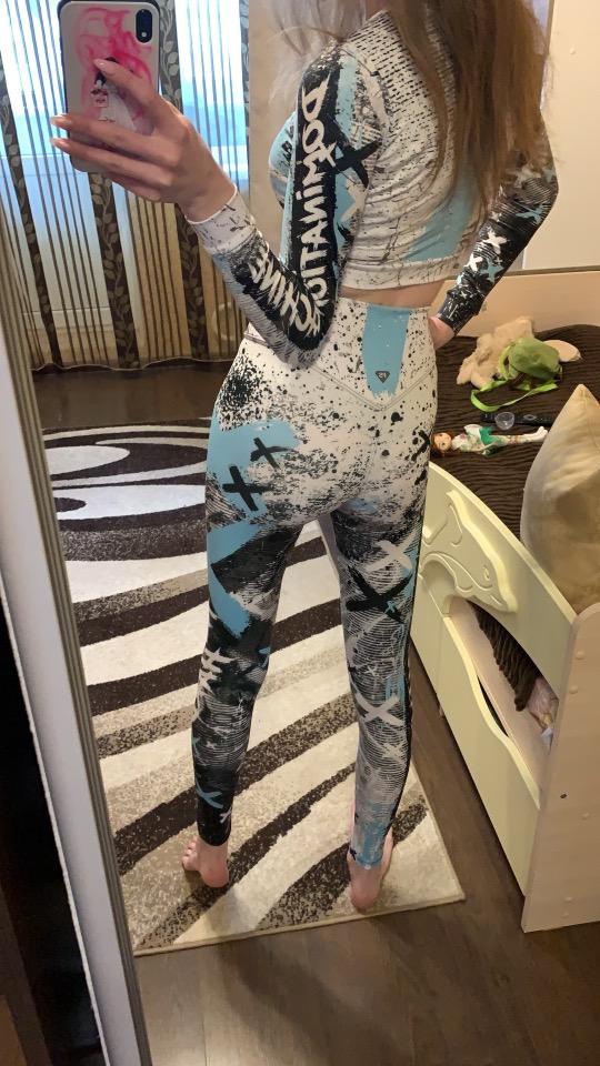 Мне комплект понравился . На мои параметры размер xxs и низ и верх . Смотрится красиво и удобный ) жаль задница к нему не прилагается)))) придётся над этим работать . 