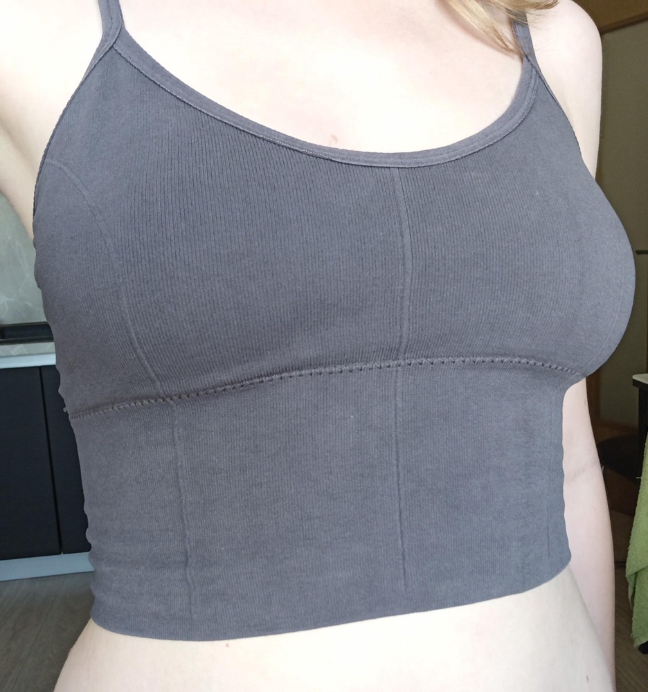 Топ супер, сел отлично, сшит неплохо. Чашечки вынула, так как грудь для них маловата и они снизу выпирали. Но и без них все хорошо