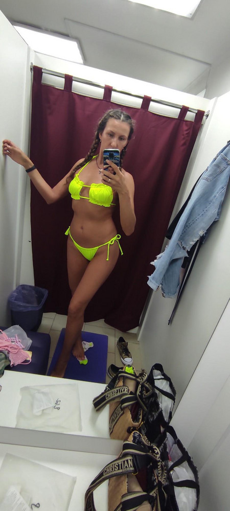 Фантастический, огнём горящий, супер пуперский, мега секси шмекси!!!!!)))))
Любовь с первого взгляда!!!!!
Восьмой по счету в этом сезоне купальничек!!! Верх можно завязывать вообще как угодно!!!
На свой 46 р-р взяла XS - 36, потому чтобы плавки сзади не торчали мешком..... Всё равно грудь маленькая... Всё поместилось в две маленькие шторки и низ не топорщится... Особенно сзади...
Пришёл быстро, за день, хорошая упаковка. 
Материал в рубчик оооочень качественный и приятный к телу и на ощупь, тоненькие невесомые чашечки в лифе, швы идеальные, НО....есть маленький ньюанс... На плавках с внутренней стороны съехала строчка... Приблизительно в 1,5 см., не стала делать возврат..... Не критично.... На функционал купальника отрицательно никак не влияет....
Самые чистые примерочные на Королёва д. 39/1 (СПб) и самые чуткие и добросовестные сотрудники Валдбериз!!!! Благодарю за обновку!!! 💛💛💛💛💛💛💛💛💛💛💛💛💛💛💛