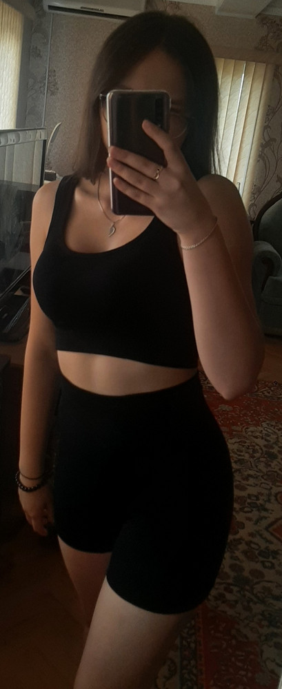 Приятный материал,удобный комплект,рада покупке )