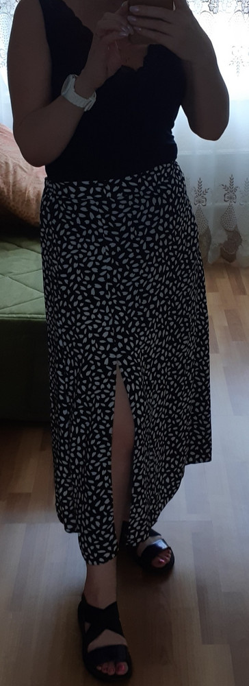 Юбка замечательная, швы ровные, ткань приятная, обработала антистатиком, можно было заказать на размер меньше