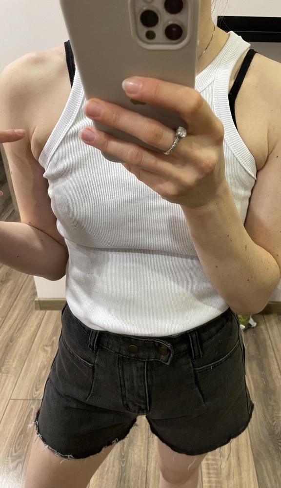 Цвет белый да холодный какой-то, сделала фото (сверху она) на фоне другой майки белой, не знаю передаёт или нет оттенок, и размер заказала то ли маленький для себя, то ли жирная я, что в области груди складки 🫣 