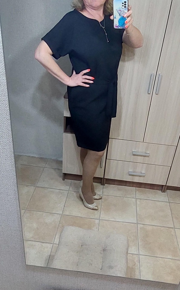 Ношу размер 50-52, в 52 утонула, 50 сел свободно. Можно с поясом и без. Весной и осенью на работу в самый раз.Покупкой довольна, доставка быстрая