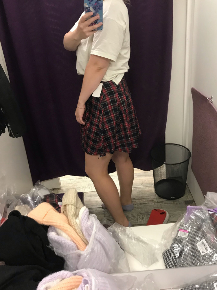 Юбка классная, заказывала 2 размера М и Л (обычно ношу когда как), в принципе оба сели норм, Л посвободней, М покороче и в талии получше . Сначала отказалась, но сейчас юбку все таки заказала себе, заберу ))