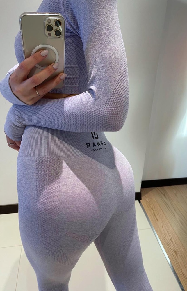 Эти леггинсы мои любимчики. Покупала ещё к ним рашгард. Из ярких плюсов именно для меня- цвет;очень мягенькая ткань , но при этом все недостатки скрывает; комфорт, я не чувствую костюм на теле , готова в нем спать. Из минусов: не заметила. Серьезно! Именно поэтому зашла и решила написать. Спасибо производителю. Я довольная, как слон.