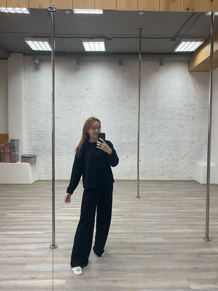 Костюм супер , хорошего качества, реальность превзошла ожидания. Не удобно с таблицей размеров, обычно ношу ближе к М , заказывала наугад,на 85*66*98 и рост 172 заказала S 170-176 по размеру сел идеально, но штаны длинноваты, буду подшивать.