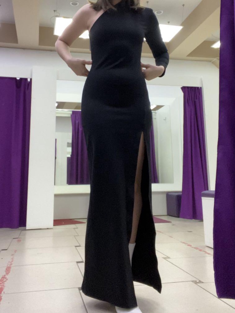 Очень красивое платье из плотной ткани! очень красиво сидит на фигуре💔 На выпускной самый лучший вариант для меня!!!