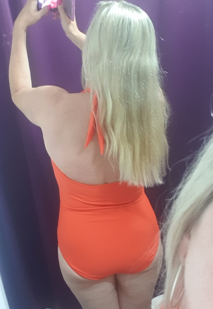 Купаоьник хороший но большемерит.на спине гармошка.спереди хорошо,но в груди большеват.хотела перезаказать на размер меньше но...содрали 75 руб за обратную доставку,почему????в условиях возвратп  был указан совсем другой процент выкупа и сумма!