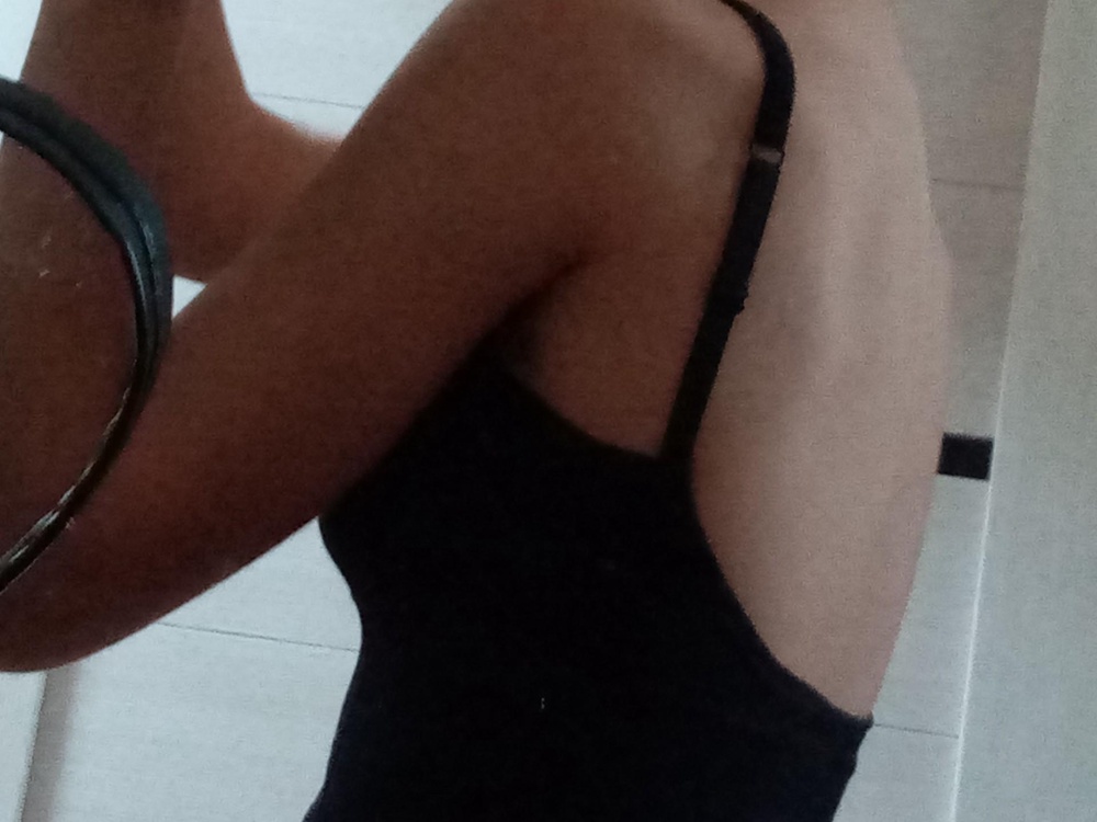 Очень хороший, я думала будет плотнее, но и так тоже хорошо. Чашечки вынимаются. Лямки регулируются.