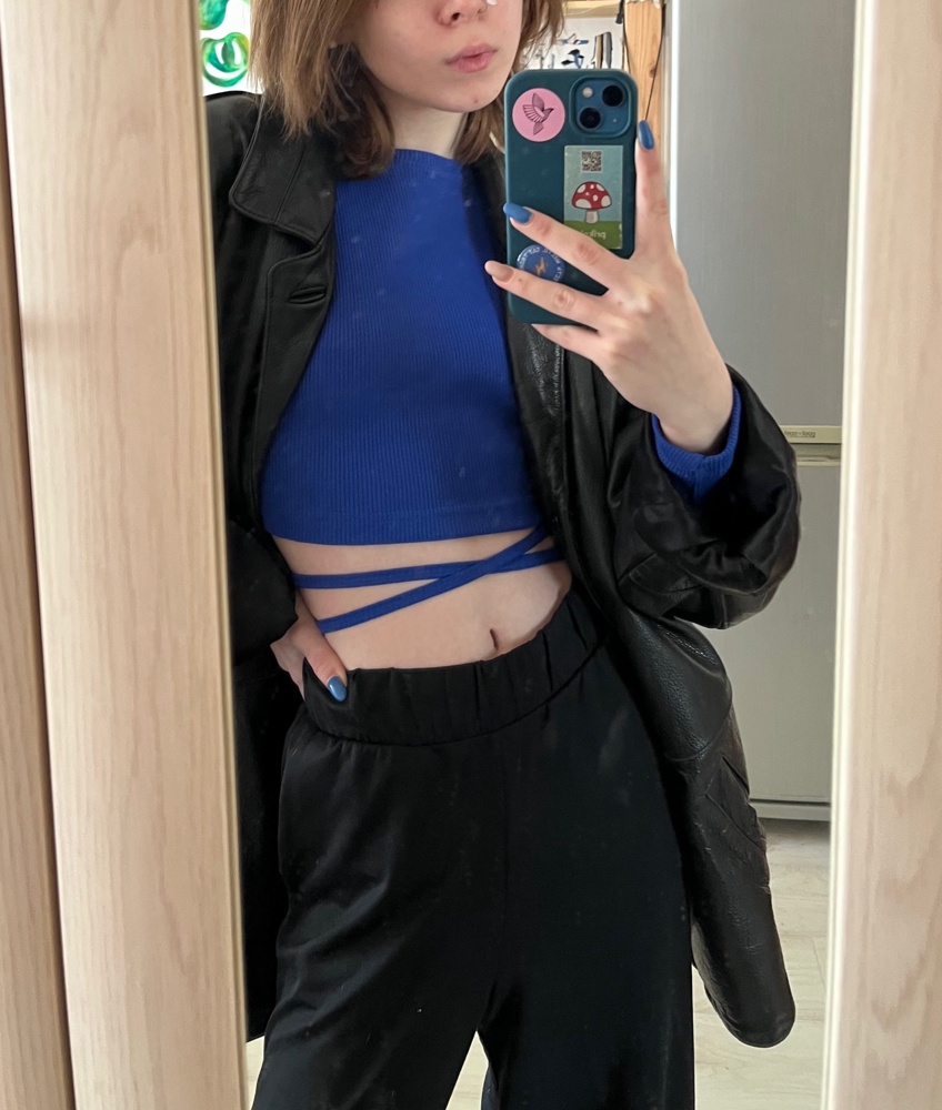 Просто потрясающий топ. Плотный по качеству, сидит по фигуре, цвет идеальное попадание! При первой примерке показалось что маловат, но оказалось надо просто «разносить» так что берите размер s, только если вы уверены что ваш размер xxs, xs, s, если вы не уверены то лучше брать m. Мне село как нужно, при том что большинство вещей размерной сетки xs мне большие. Завязки можно зафиксировать крестом , либо просто бантом сзади или спереди, вариаций несколько. В общем чудо, а не топ, очень довольна покупкой.