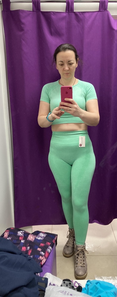 Мне абсолютно не понравился комплект. Во-первых, неприятная на ощупь ткань. Понятно, что спортивные вещи делаются не из натуральных тканей, это так и задумано- но параллельно меняла комплект другой фирмы, абсолютно другие ощущения. Во-вторых, костюм просвечивает. В-третьих, как сказал муж, посмотрев на фото- в этом костюме твоя ммм пятая точка выглядит больше, чем на самом деле. Единственный плюс костюма- это размерность, полностью совпала. Мои параметры 91/74/97, сел на фигуру отлично. Но из-за вышеуказанных причин- отказ.