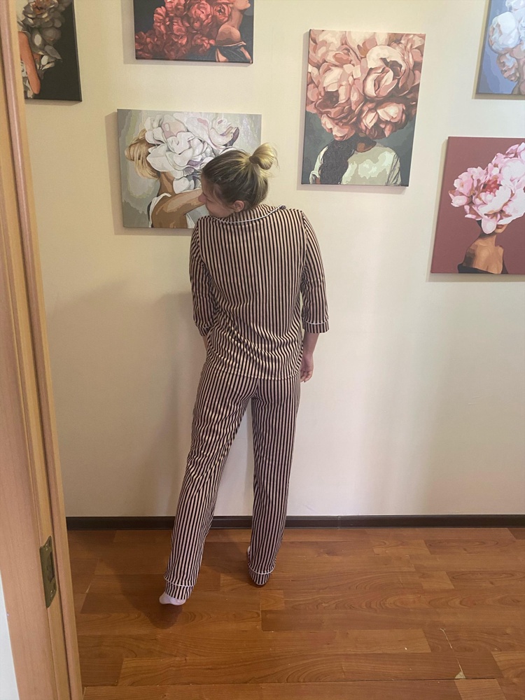 Классный костюм ! Ношу 44-46 , люблю когда свободное - заказала 48 и получила что хотела ! Приятный к телу , по длине тоже хорошо , рост 160 