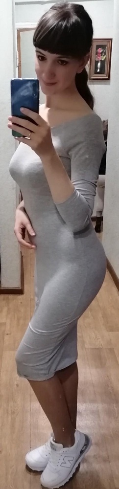 Отличное базовое платье, на свой 42 взяла XS, село хорошо, но можно было взять на размер побольше. Качество хорошее, плотная ткань, не просвечивает. К покупке рекомендую.