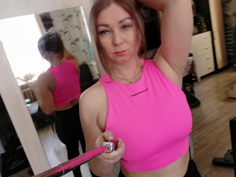 На размер маломерит, качество отличное, пот не сильно заметен когда занимаешся