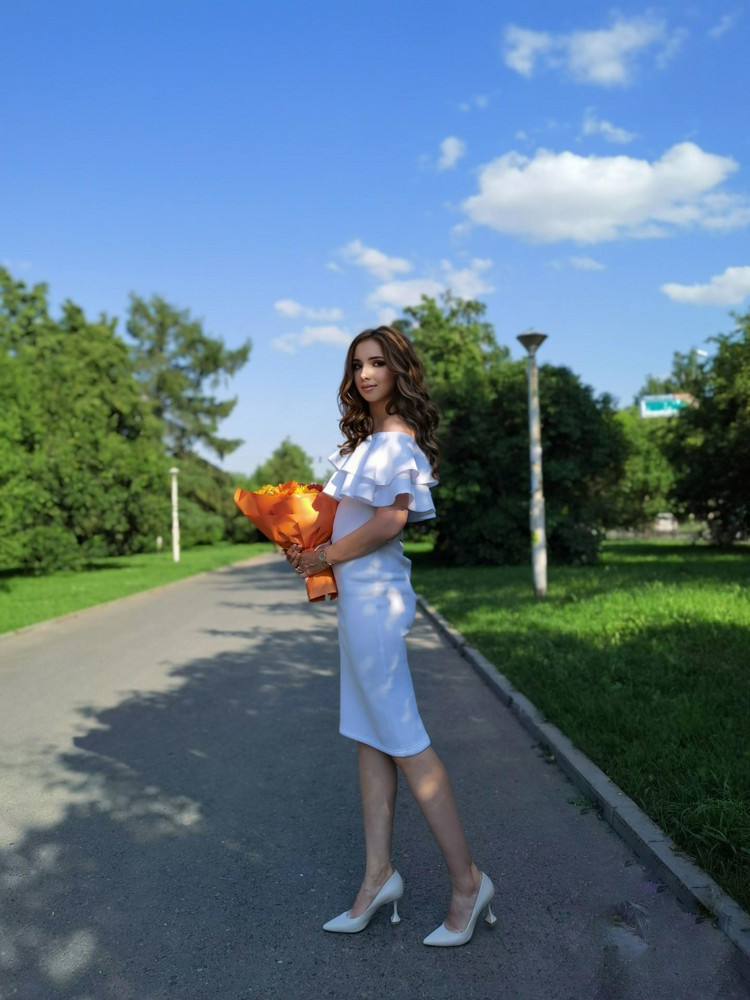 Красиво смотрится на фото, но жуткая синтетика, колется.