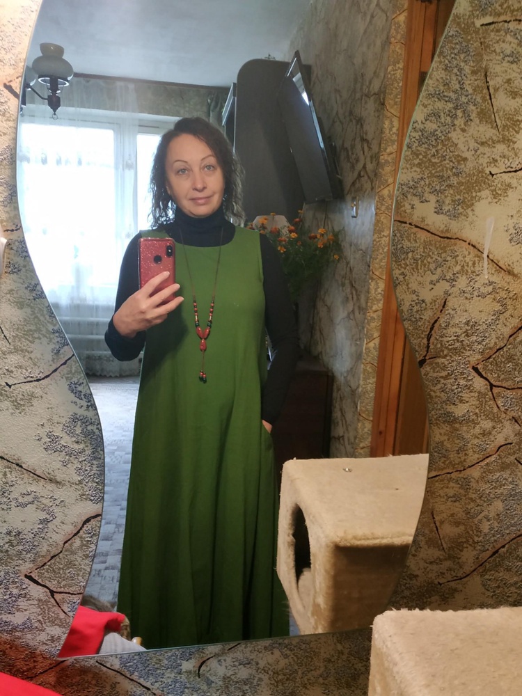 Отличная базовая вещь, брала под сарафан, осталась довольна. Водолазка тоненькая, гладкая, хорошо тянется.Мне немного длинные рукава на рост 160 см