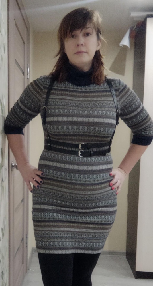 Исполнение мне понравилось, по качеству фурнитура вроде хорошая, сам материал мне показался тоненьким, хлипким. 
С виду смотрится неплохо. У меня 52 размер, талия 96, застегивается на последнюю дырочку