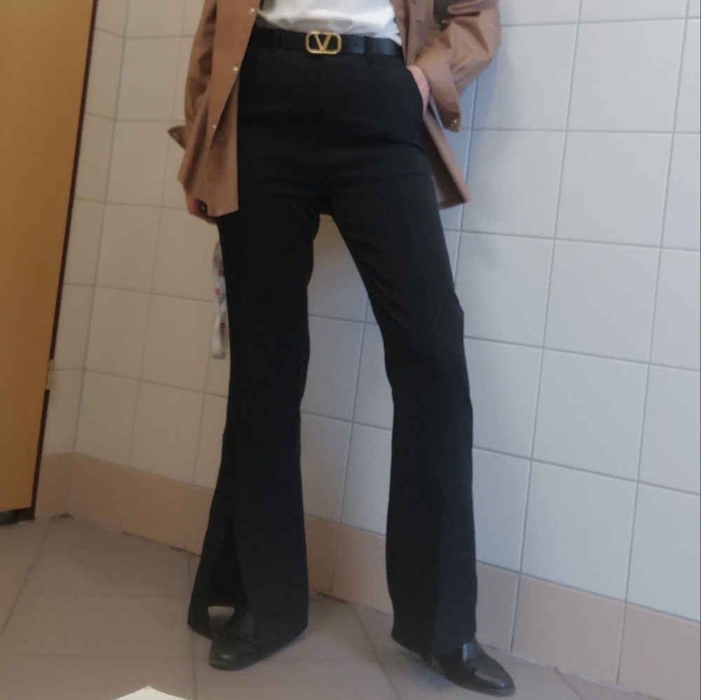 М 44 хорошо сели на 42-44,чуть свободно, не перетягивает. На 160 см длина как раз для обуви без каблука, либо под маленький, не придётся подшивать как обычно. Наконец-то нашла именно брючную ткань (тонкая на лето) по доступной цене, а не трикотаж который скорее всего будет в катышках. Родной ремень дешевит на мой взгляд, но без ремня никак, верхняя часть где молния чуть кривовата. 