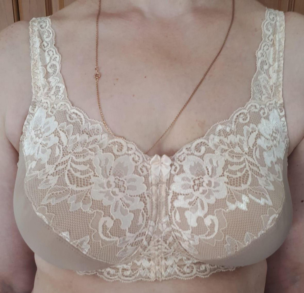 Заказывала разные модели,эта подошла лучше всех.( Например, бюстгальтер от "Мадонны" грудь не держит совсем,не смотря на то, что там не узкий пояс). На огп 81 и ог 100 размер 80D сел хорошо, грудь держит, не расплющивает.