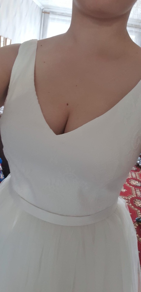 Прекрасное платье! Ничего лишнего, но очень красивое. Нитки нигде не торчат, юбка очень пышная, вырез не вульгарный, а только лишь подчеркивает достоинства невесты. Размеру соответствует. Платье пришло в чехле и с вешалкой, что является несомненным плюсом. Идеальное сочетание - шикарное платье и доступная цена. Теперь жду свадьбу :)