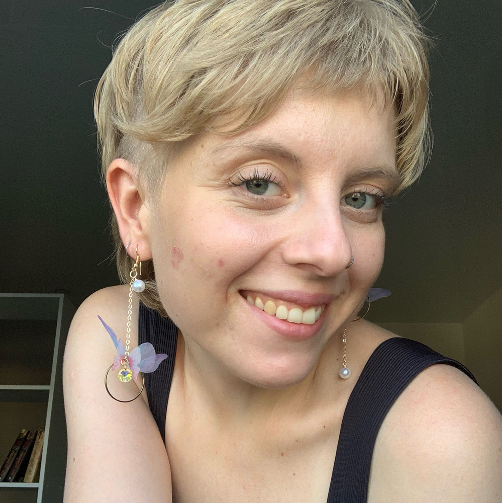 Я сразу в серьги влюбилась, когда увидела) а когда приехали, влюбилась ещё сильнее) очень нежные и красивые, я в восторге) упакованы хорошо) 