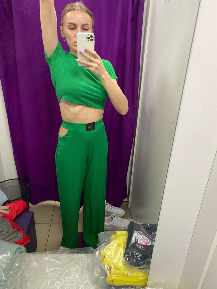 Костюмы хорошие, ткань легкая, приятная, на лето самое оно👍🏽 Но я искала что-то ближе к спортивному костюму. Да и вообще я бы взяла себе чёрный, очень уж классные они, но в этом топе я не смогла бы и рук поднять((( слишком короткий! И кстати, чёрный был поменьше размером, чем зелёный (этот как-то посвободнее ощущался и топ по-длиньше), хотя два одинаковых размера на бирке. Мои параметры 90/70/91, рост 170