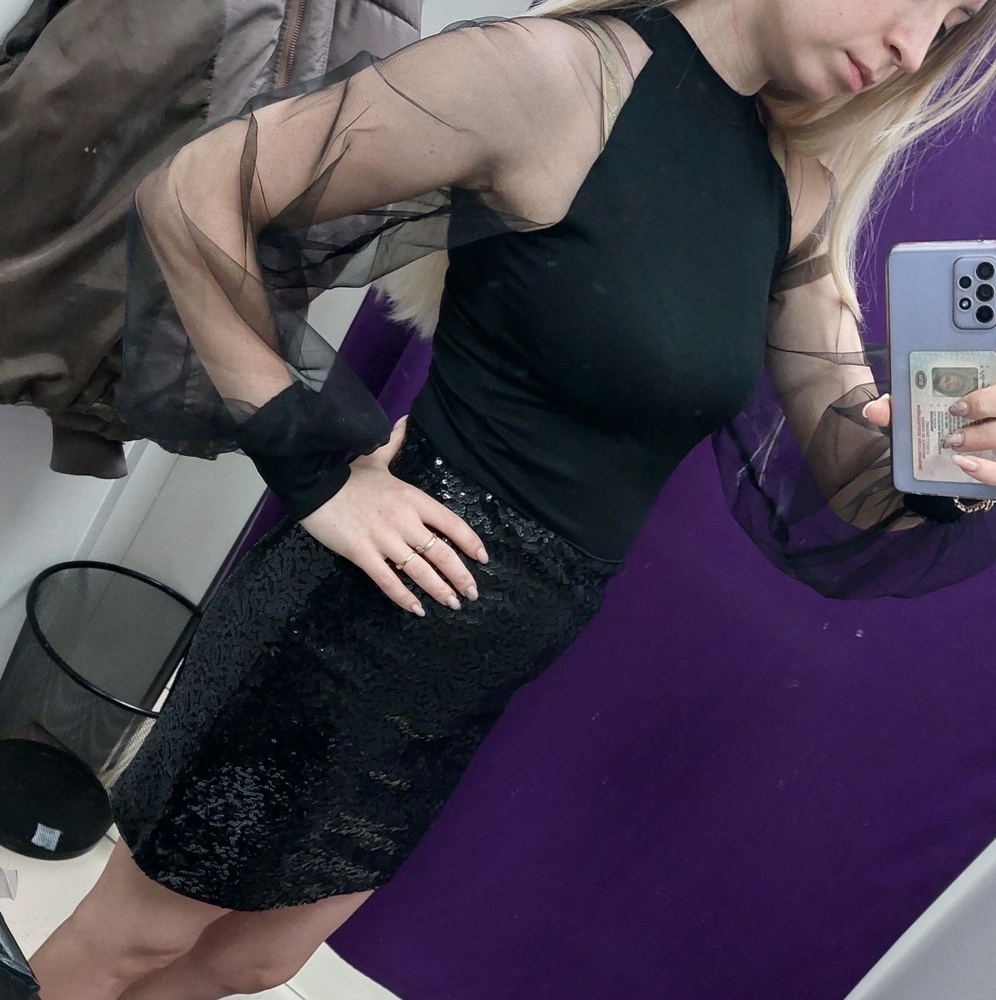 Трикотаж тонковат, но приятный, нигде не колет. Мой рост 160, 86/70/86. Выбрала его из 5 подобных. На высокий рост не застегнется