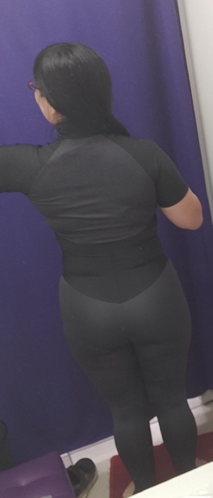 Хороший комбез, но на мой рост слишком длинный и немного молния топорщится. У меня есть такой с шортами, не взяла. Взяла другого качества двойку. На размер 94-80-102  подошёл.