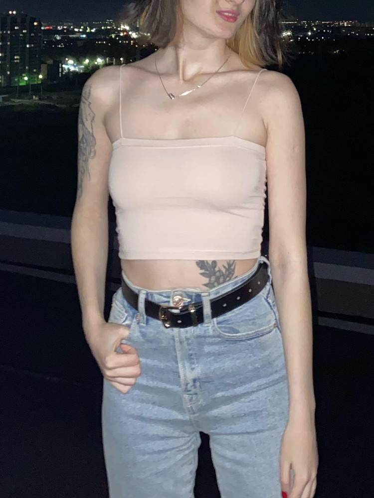 Крутые! Топ из тонкой ткани и ничего не просвечивается. Держатся намертво, при активных танцах все на месте. 