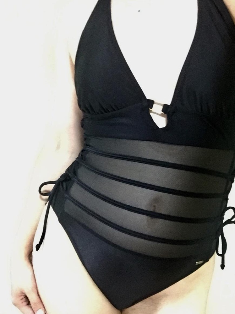 Оригинальный крой. очень открытый. Спина, грудь, бедра, попа. Скрыл только живот)))то что нужно было. Качественный, плотный материал и сетка. Рост 164 на 42-44 44 размер подошёл.