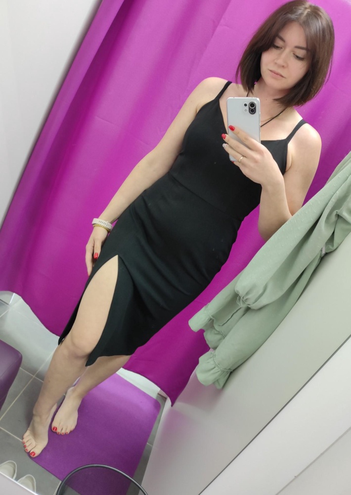 Отличное платье ща свою цену! Купила ща 2 тыс. Ткань плотная, синтетика, не мнётся судя по всему. Единственное на пояснице топорщится, но опустила лямки пониже, вроде не так уже заметно. Ношу размер М, влезла в S. М-ка скорей бы всего висела и не создавала бы нужный эффект. Мои параметры 90/71/95