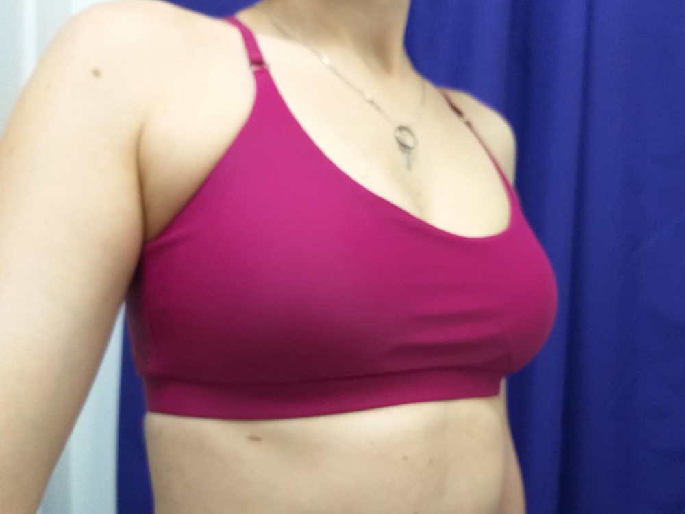 Замечательный качественный лиф. Имеются вкладыши, которые держат форму. На объем груди 86-88 размер S сел идеально.