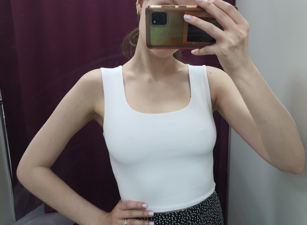 Суперский топ! Очень плотный, приятная ткань, цвет чистый. Конечно именно белый просвечивает, но вот чёрный смело можно носить без нижнего белья. На обхват груди 89 немного маловат, прямо всё приплющило конкретно, но дышу спокойно, просто эстетически кому как нравится-мне нормально)