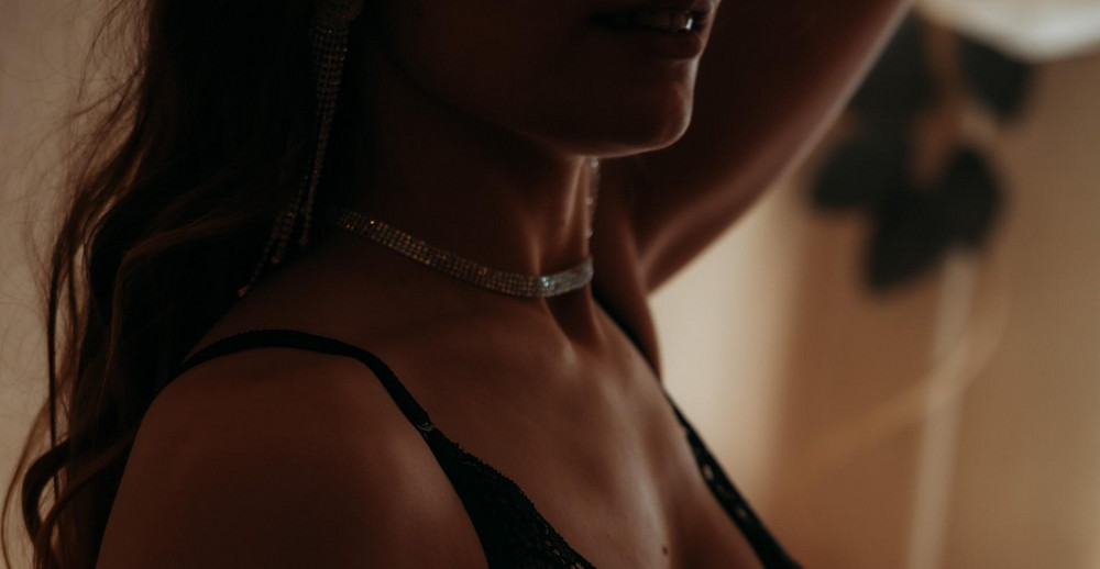 Чокер пришёл во время, брала для фотосессии, ношу и так, удобный, блестящий, камушки все на месте.