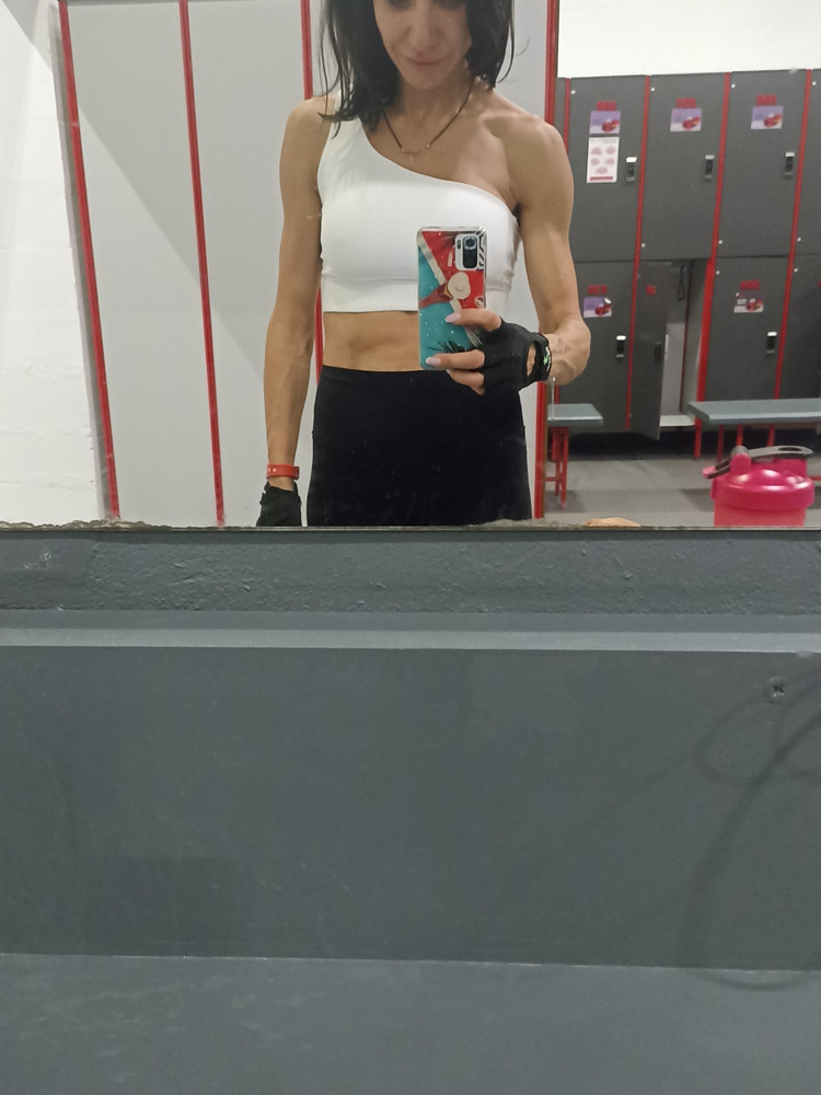 Качество, как и всё у berelys отличное, давно хотела такой топ, хорошо, что появились на Вайлдберриз, взяла размер s, потому что М не было, об.гр.89,  под грудью 75 маловат, во время тренировки приходится поправлять часть где нет бретельки, сползает, вынула чашки, всё ок, жду когда появится М😉, спасибо производителю за качество