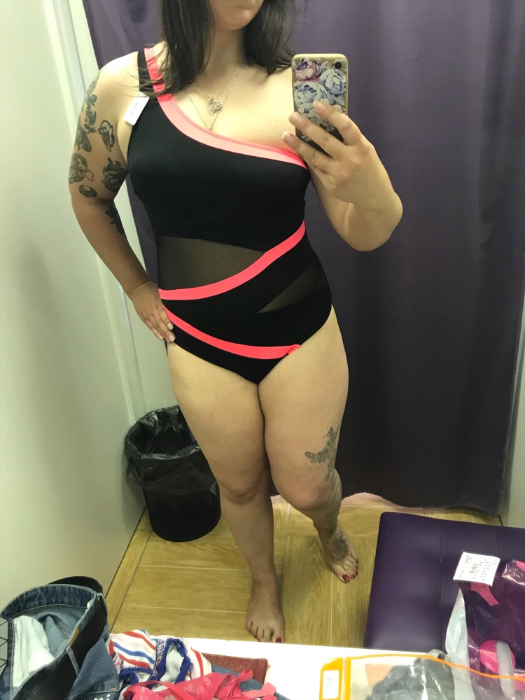 Купальник ооооч клёвый!!!На мой 52 сел отлично,где нужно-утянул,где не нужно-скрыл👌