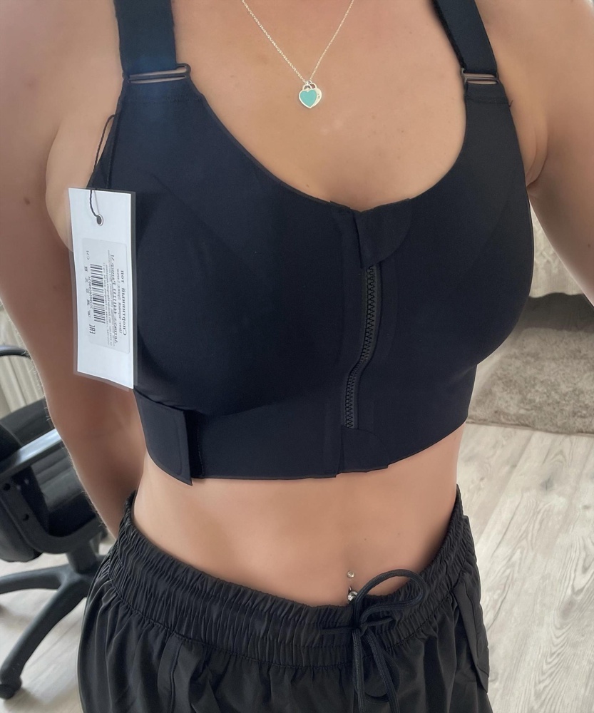 Хорошее качество. Лямки регулируются на липучках и под грудью топ тоже регулируется. Красиво упакован с открыточкой. Спасибо продавцу за красивый топ.