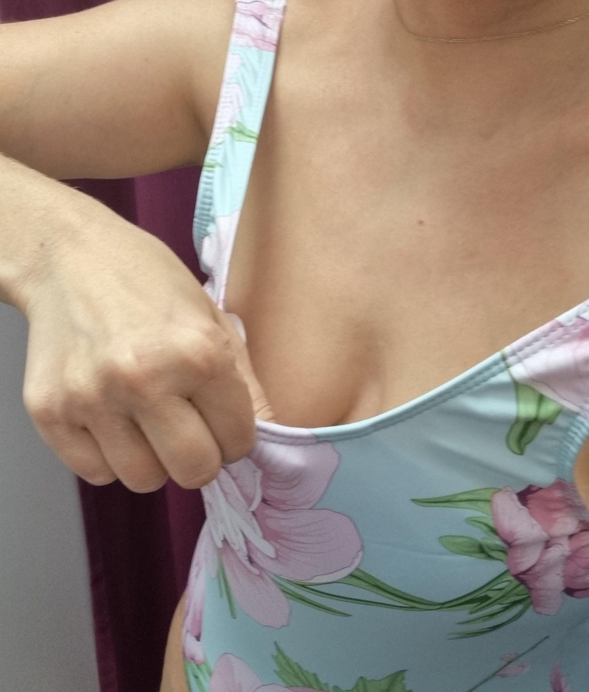 Очень большемерит. На мою фигуру сел плохо, лямки слетают