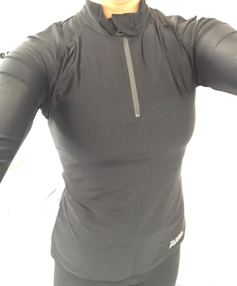 Покупкой довольна, всё соответствует описанию. Вещь пережила множество стирок, как новая. Хорошее качество, строчки ровные, ткань синтетическая, но высокотехнологичная, отлично отводит от тела влагу. Заниматься в нем очень комфортно, как вторая кожа. Читала в отзывах, что кому то в нем жарко, а кому то нет. Могу сказать следующее: эта вещь не подойдёт для интенсивных кардио или кросс-фит тренировок, конечно будет жарко. Я одеваю его в те дни, когда у меня силовые умеренные тренировки и всё отлично. Смотрится здорово, лучше носить с расстёгнутой горловиной) 